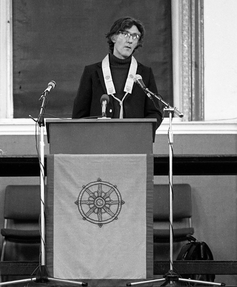 Sangharakshita delivering a lecture in 1976